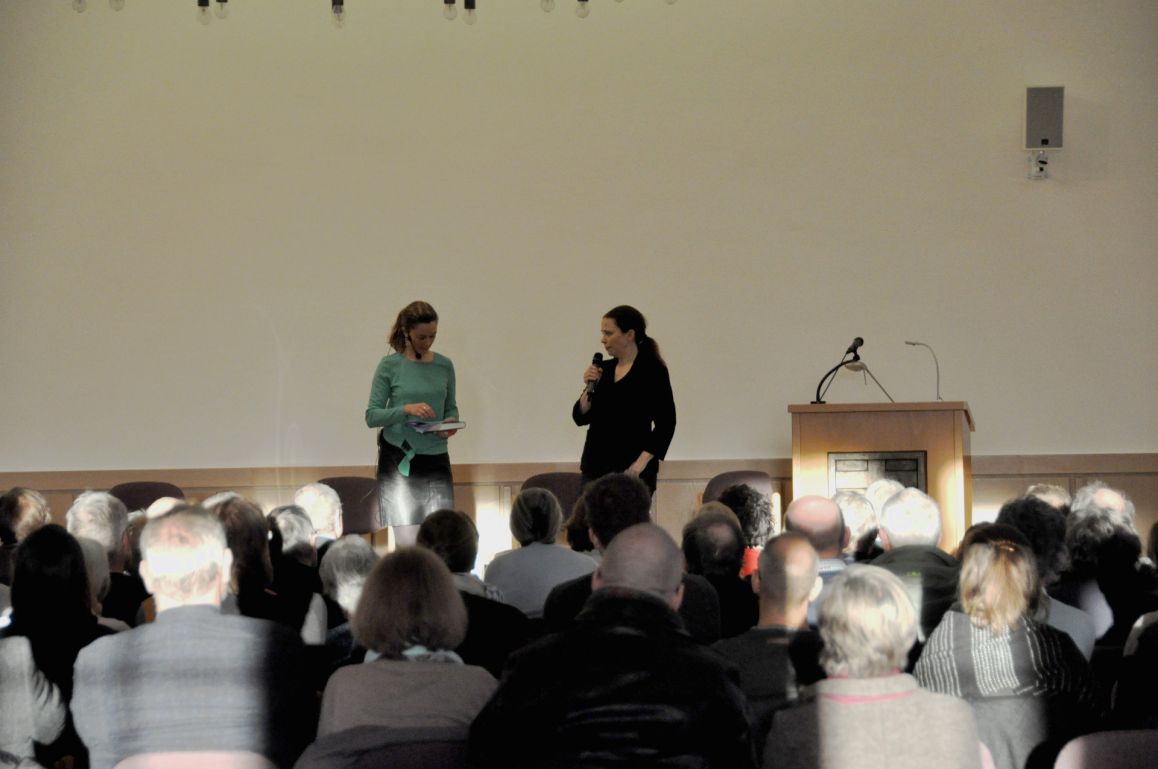 Moderatorin Julia Ures im Gespräch mit Thea Dorn